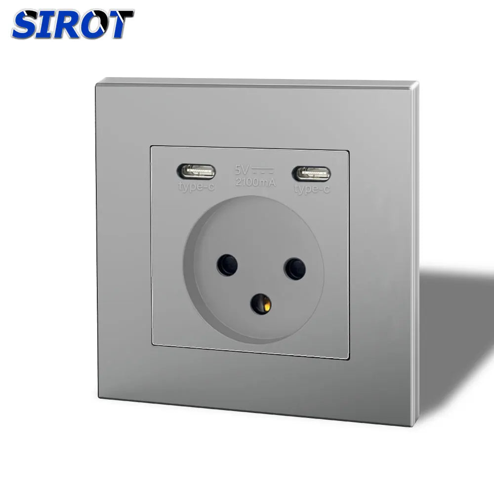 PlugPoint אפור עם שתי יציאות Type-C מעל השקע הישראלי התלת-פיני