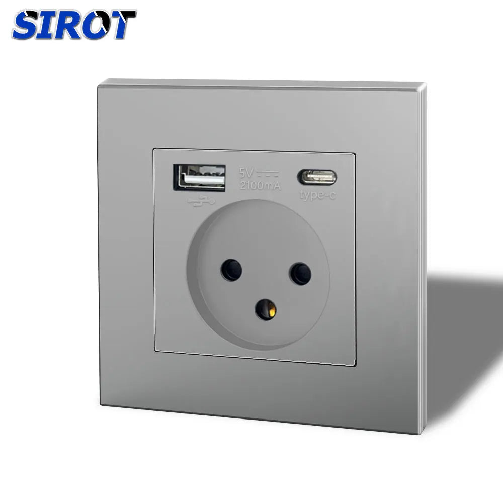 PlugPoint אפור עם יציאת USB-A ויציאת Type-C מעל השקע הישראלי התלת-פיני