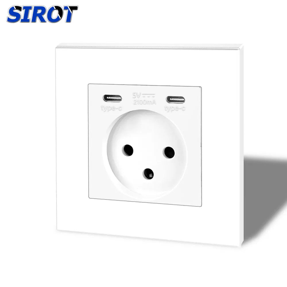 PlugPoint לבן עם שתי יציאות Type-C מעל השקע הישראלי התלת-פיני
