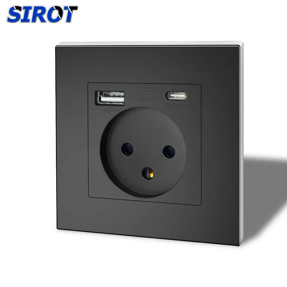 PlugPoint שחור עם יציאת USB-A ויציאת Type-C מעל השקע הישראלי התלת-פיני