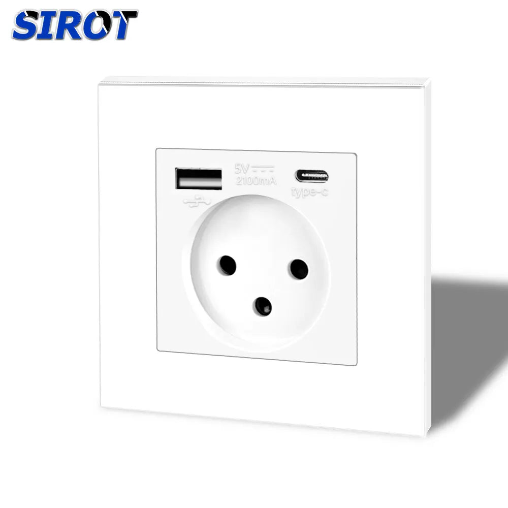 PlugPoint לבן עם יציאת USB-A ויציאת Type-C מעל השקע הישראלי התלת-פיני